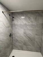 淋浴设施、吹风机、毛巾、肥皂