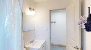 Articles de toilette écologiques, sèche-cheveux, serviettes fournies