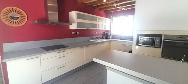 Mikrobølgeovn, ovn, kokeplater og oppvaskmaskin