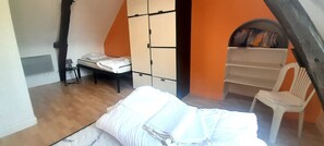 4 bedrooms, iron/ironing board, WiFi, bed sheets