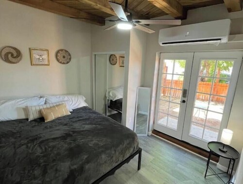Sawmill District - Modern Apt Yard, King Bed, W/D