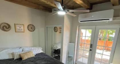 Sawmill District - Modern Apt Yard, King Bed, W/D