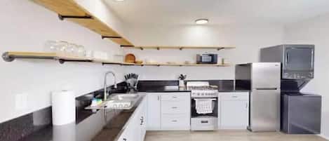 Kühlschrank, Mikrowelle, Ofen, Herdplatte