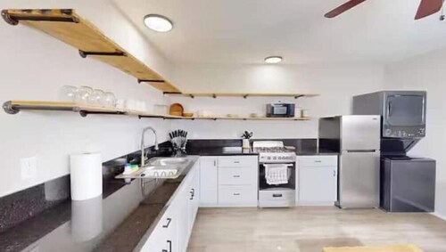 Updated Apartment with King Bed & In-Unit W/D