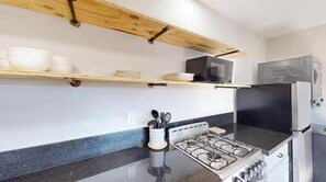 Geladeira, micro-ondas, fogão, cooktop
