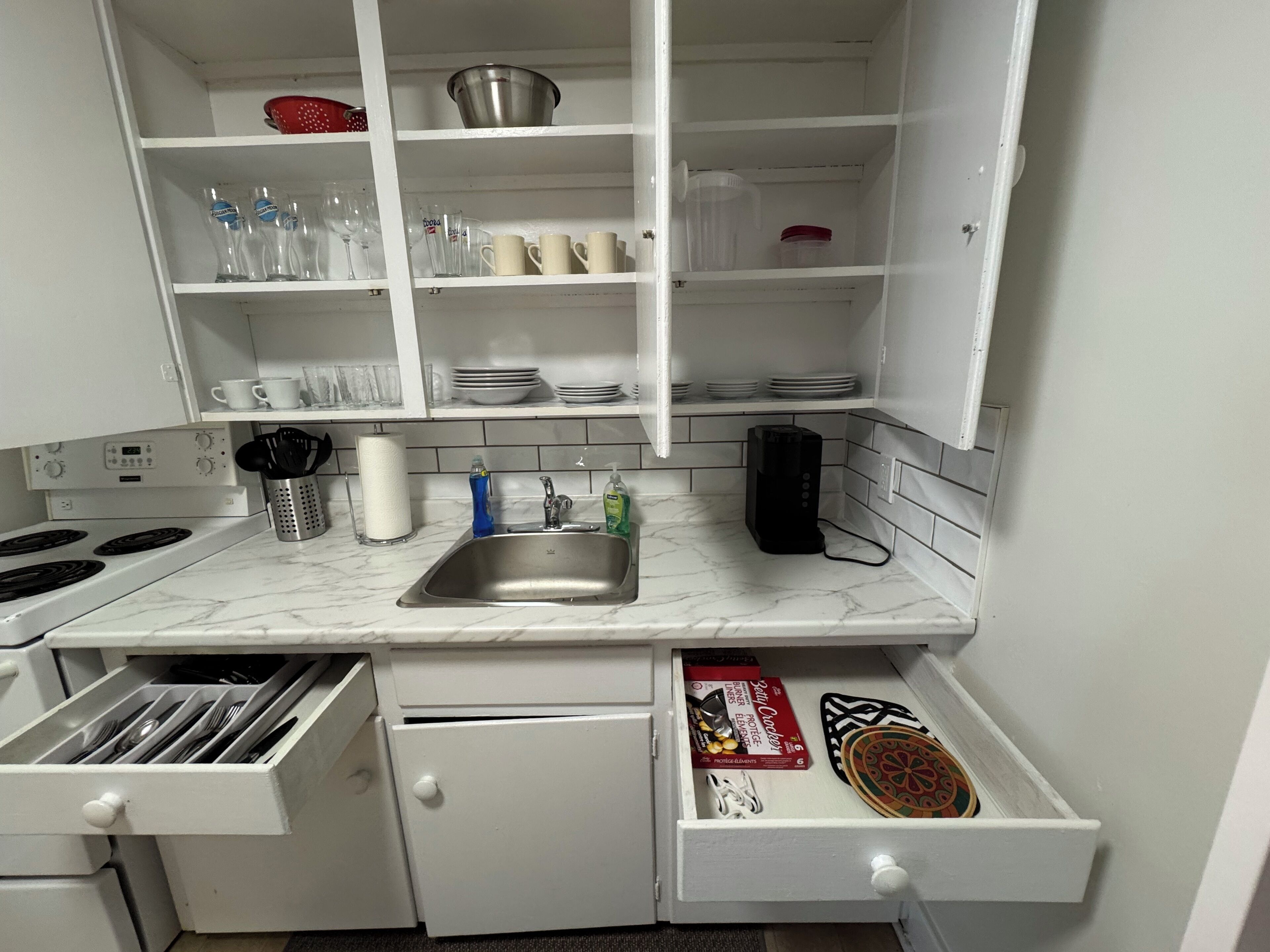 Kjøleskap, mikrobølgeovn, ovn og kokeplater