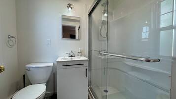 Hiustenkuivaaja, pyyhkeet, saippua, sampoo