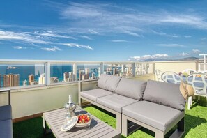 Luxe penthouse, balkon, uitzicht op de stad | Uitzicht vanaf balkon