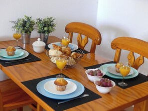 Appartement, balcon, vue piscine | Coin séjour | Télévision