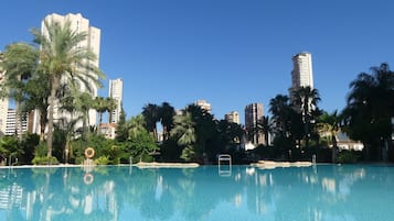 Kolam renang indoor dan kolam renang outdoor musiman