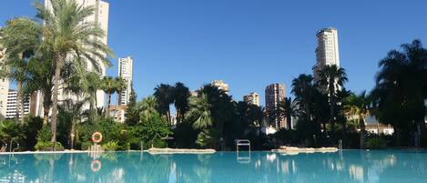 Piscine couverte, piscine extérieure (ouverte en saison)