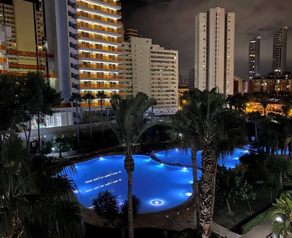 Vista frontal de la propiedad por la tarde o noche