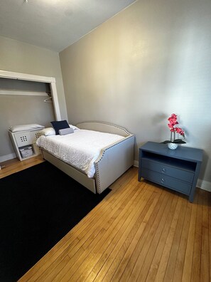 Tabla de planchar con plancha, wifi, ropa de cama