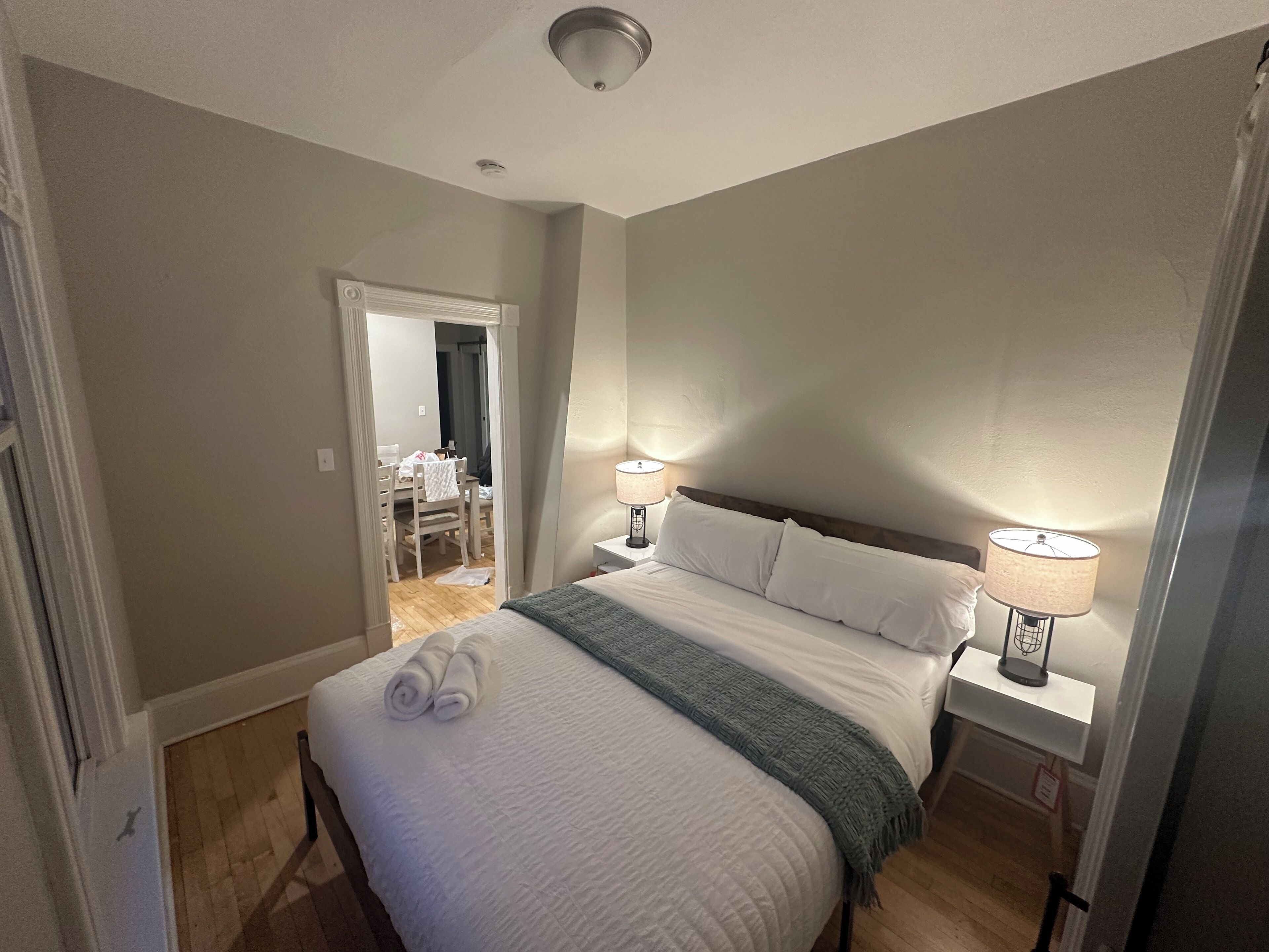 Iron/ironing board, WiFi, bed sheets