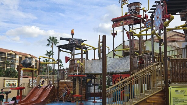 A water park with slides, water jets, and a wooden play structure. - Cozy 2-bedroom condo with WiFi, AC in Orlando - Close to Universal and Disney (Orlando)