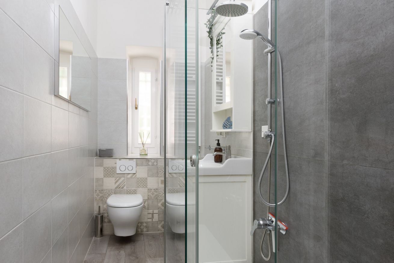 Douche, bidet, serviettes fournies