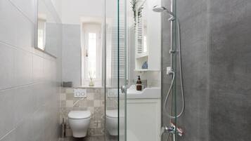 Doccia, bidet, asciugamani