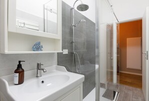 シャワー、ビデ、タオル