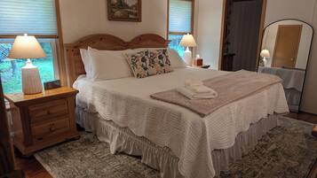 3 habitaciones, escritorio y tabla de planchar con plancha