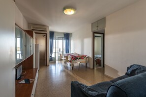 Apartment, 2 Bedrooms, Balcony, Ocean View | Living room