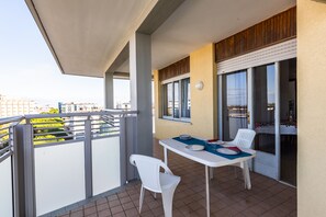 Apartamento, 2 quartos, sacada, vista para o oceano | Sacada