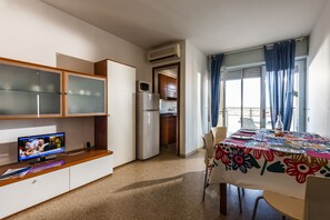 Appartement, 2 chambres, balcon | Salle de séjour