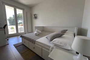 3 chambres, fer et planche à repasser