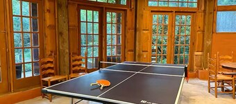 ROUNDHOUSE in the trees, deck, grill, fireplace, creek, dog Friendly, game room