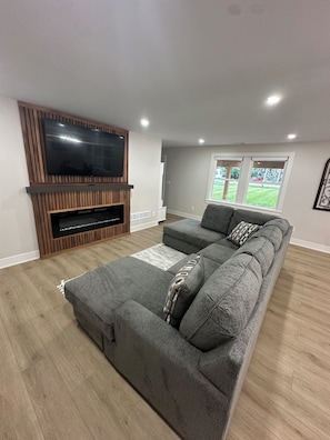 Smart TV, fireplace