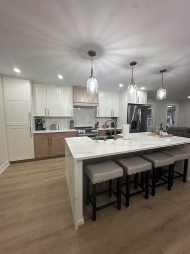 Hot tubo, 3bedroom house in delightful West Des Moines withWiFi, AC,fitness room