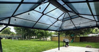 Hot tubo, 3bedroom house in delightful West Des Moines withWiFi, AC,fitness room