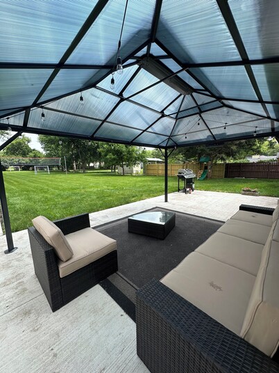 Hot tubo, 3bedroom house in delightful West Des Moines withWiFi, AC,fitness room