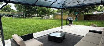 Hot tubo, 3bedroom house in delightful West Des Moines withWiFi, AC,fitness room