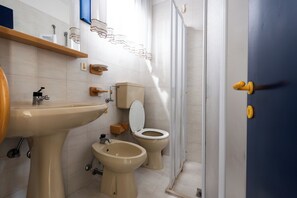 Appartement, 1 chambre, balcon | Salle de bain