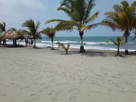 Una playa cerca, arena blanca