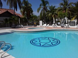Una piscina al aire libre