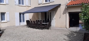 Outdoor dining - Large country house with 5 bedrooms and 8 beds (Unknown)