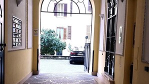 Una entrada en arco con un suelo estampado que conduce a un patio.