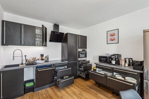 Refrigerador, microondas, horno, placa de cocina