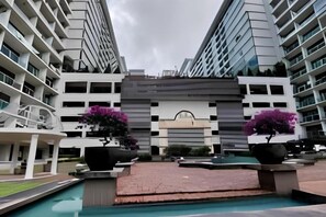 Unclassified image, 2 of 12, button - Mount austin Lake City view palazio by Natol (Johor Bahru)