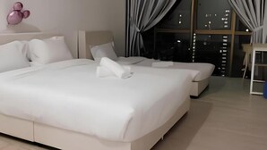 Een moderne hotelkamer met een groot bed, een nachtkastje en uitzicht op de stad 's nachts.