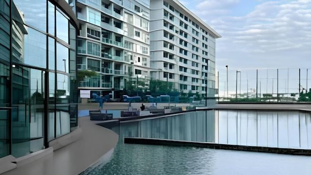 Een modern gebouw met een reflecterend zwembad ervoor.