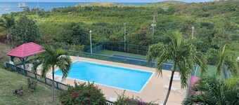 2 Bedroom Schooner Bay Condo with Pools, AC, Generator & Close to the Beach