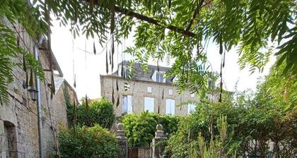 LA MAISON DE FAMILLE.
Grande maison XIXe Ă 3mn du GOUFFRE DE PADIRAC. (10 pers.)