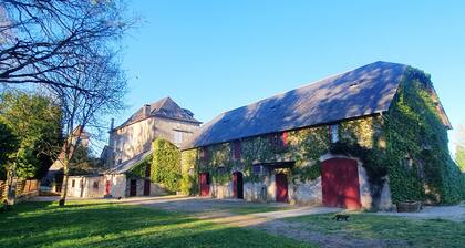 LA MAISON DE FAMILLE.
Grande maison XIXe Ă 3mn du GOUFFRE DE PADIRAC. (10 pers.)