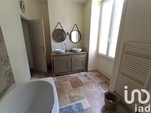 Secadora de cabello, toallas, jabón, papel de baño 