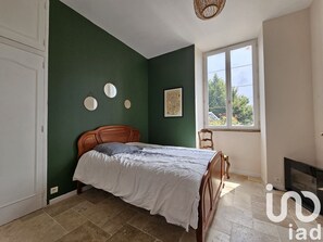 5 bedrooms, iron/ironing board, travel cot, free WiFi