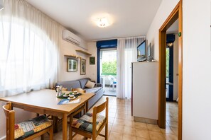 Appartement, 1 chambre, balcon | Salle de séjour