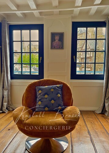 Listed 17th century town house in the heart of the historic center