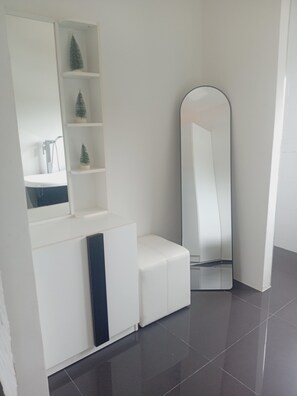 Sèche-cheveux, bidet, savon, papier toilette